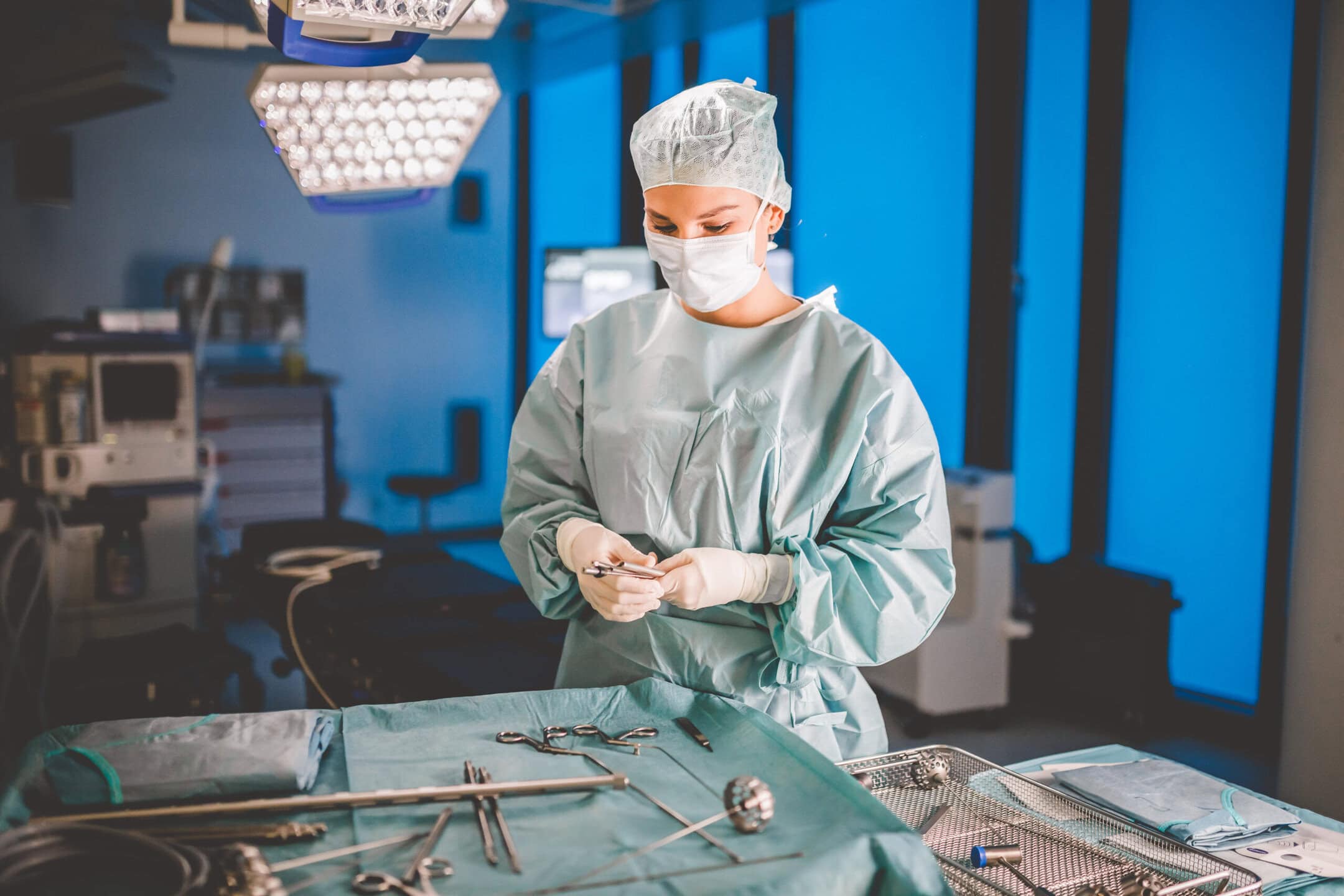 Operationstechnische Assistentin prüft das Werkzeug für eine Operation.