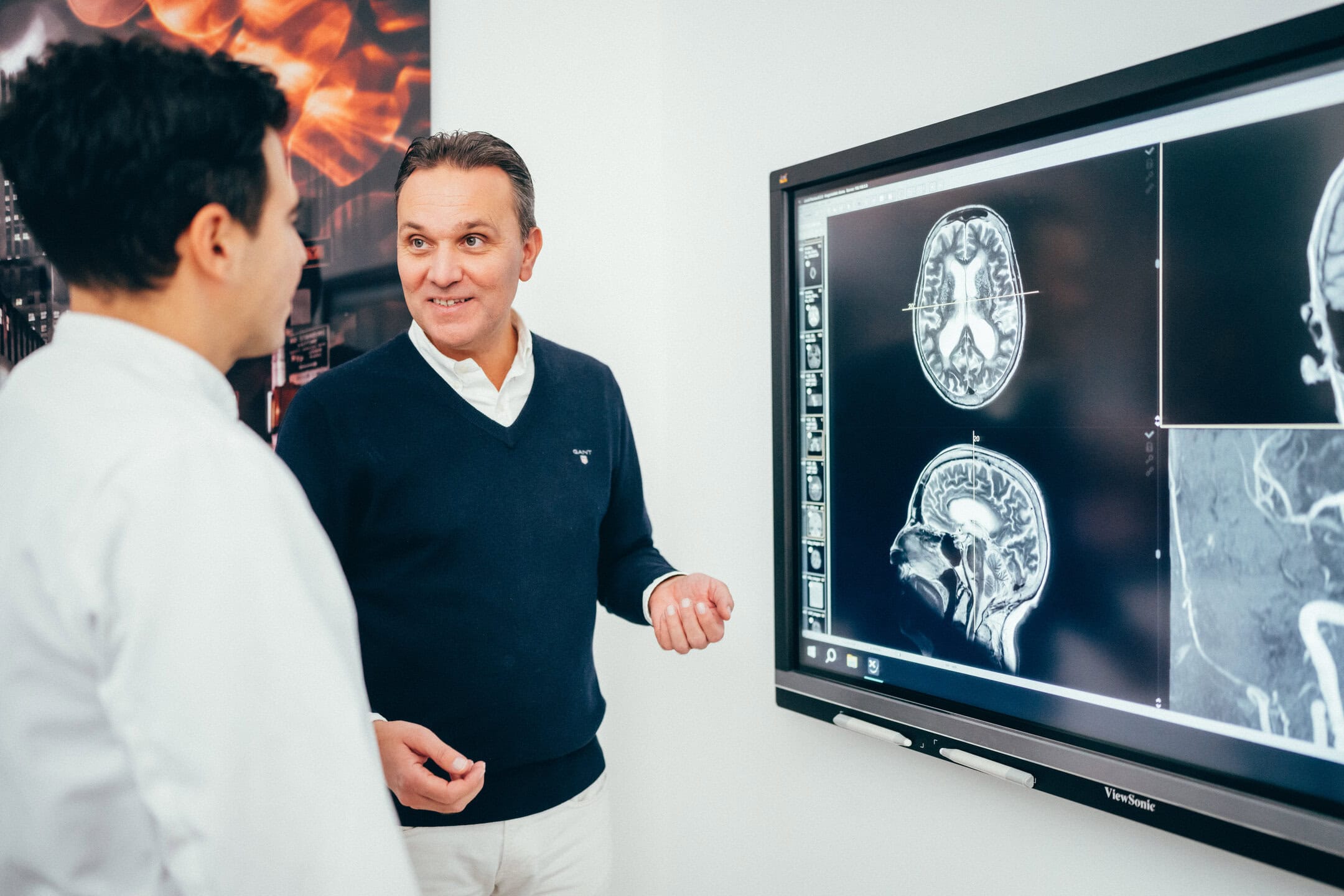 Dr. Demant von der Neuroradiologie bei der Diagnose