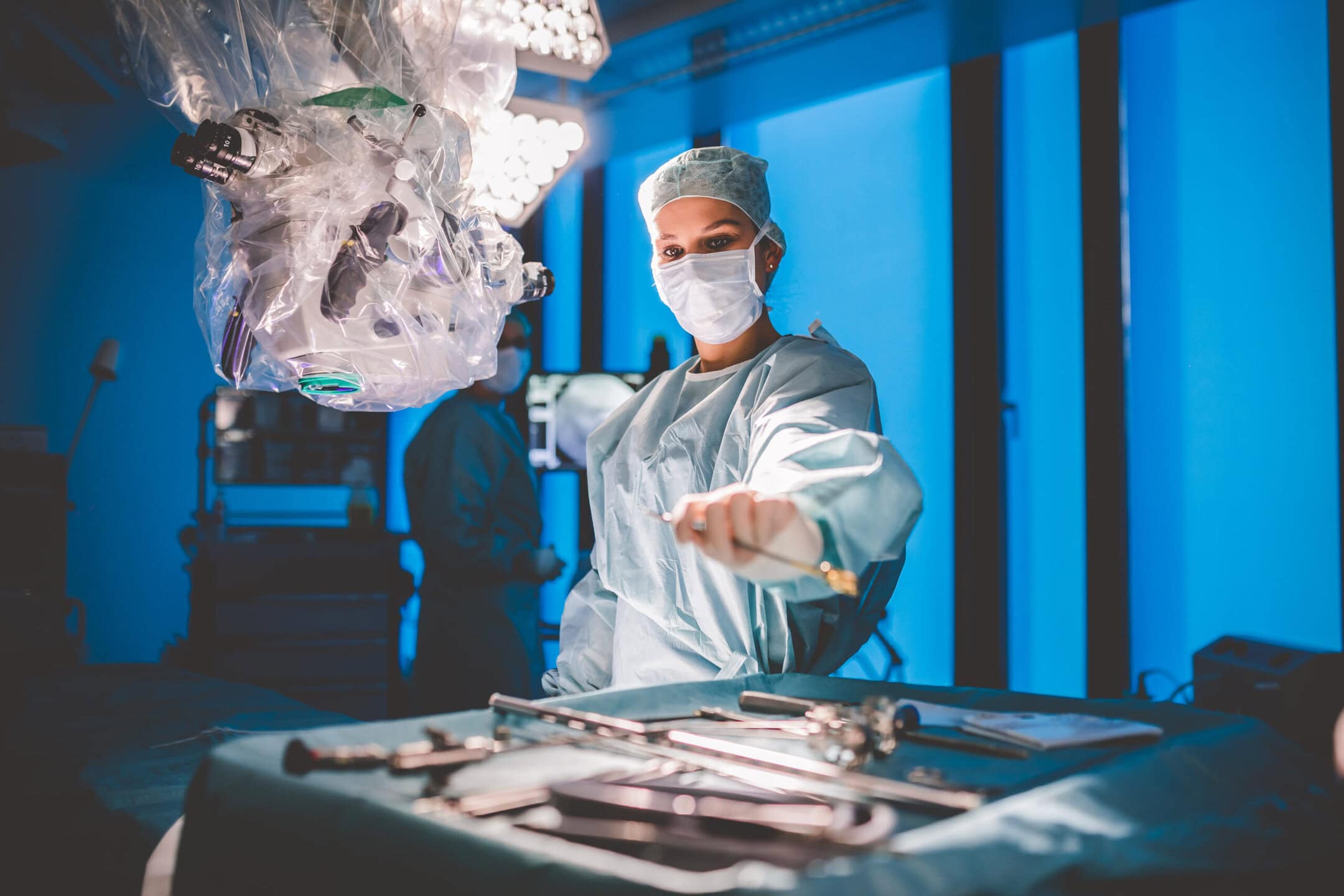 Operationstechnische Assistentin bereitet das Werkzeug für den OP vor.