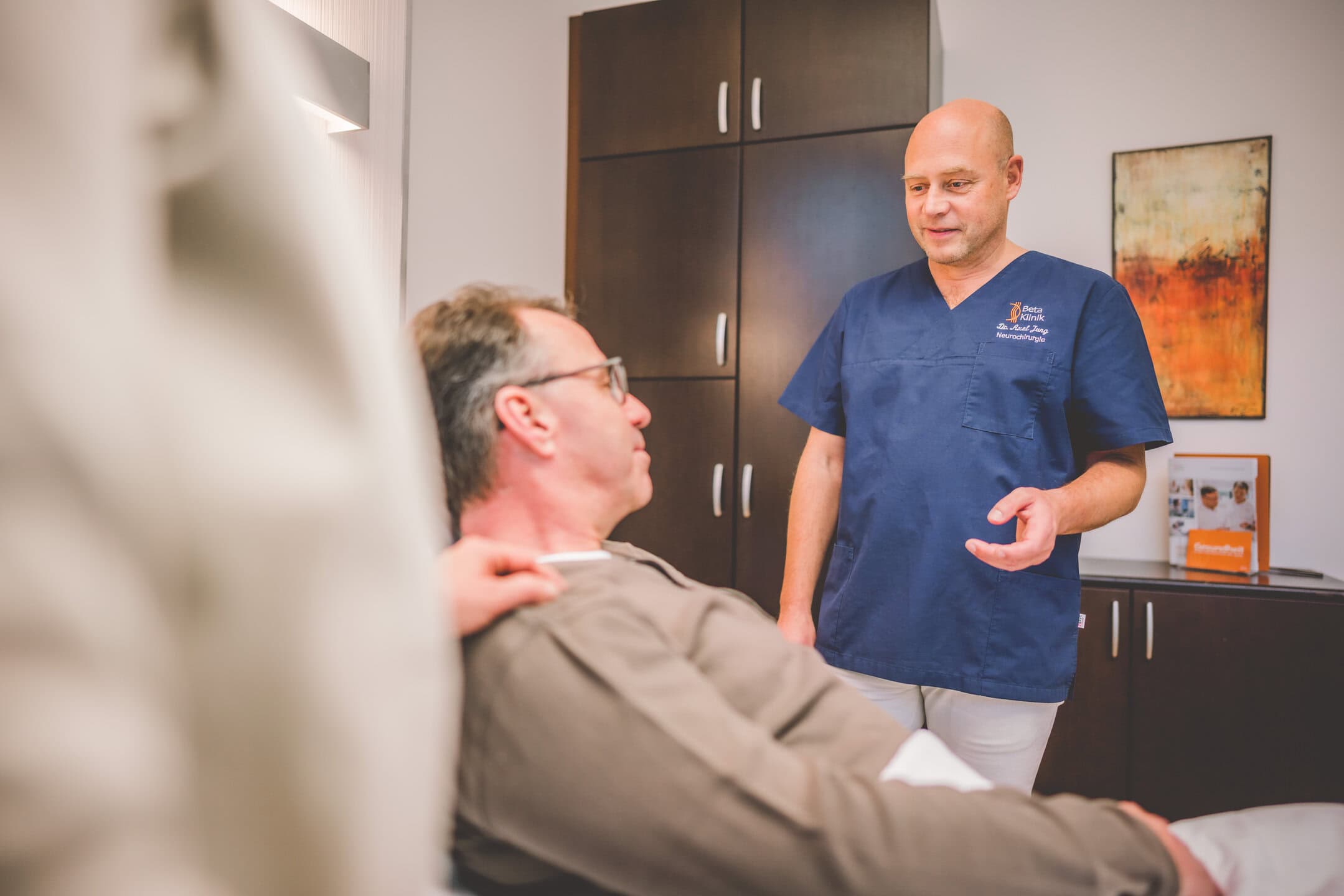 Ein Arzt bei der Visite in einem Patientenzimmer.