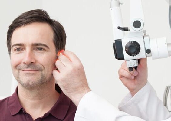 Arzt untersucht Ohr des Patienten