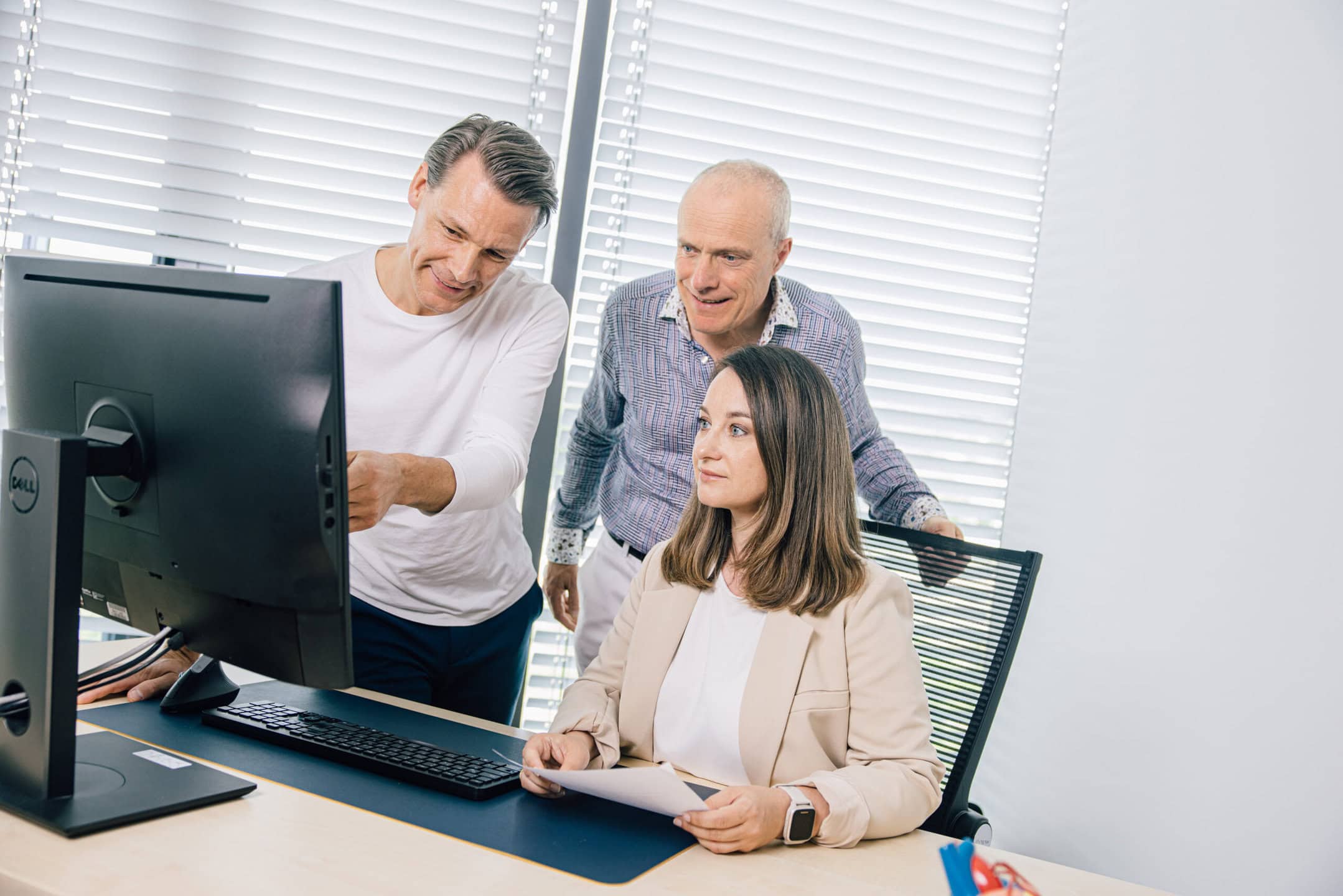 Die Bonner Kardiologen Prof. Dr. med. Jörg Otto Schwab, Dr. med. Sven Hausen und Dr. Diana Momčilović an einem Computer.