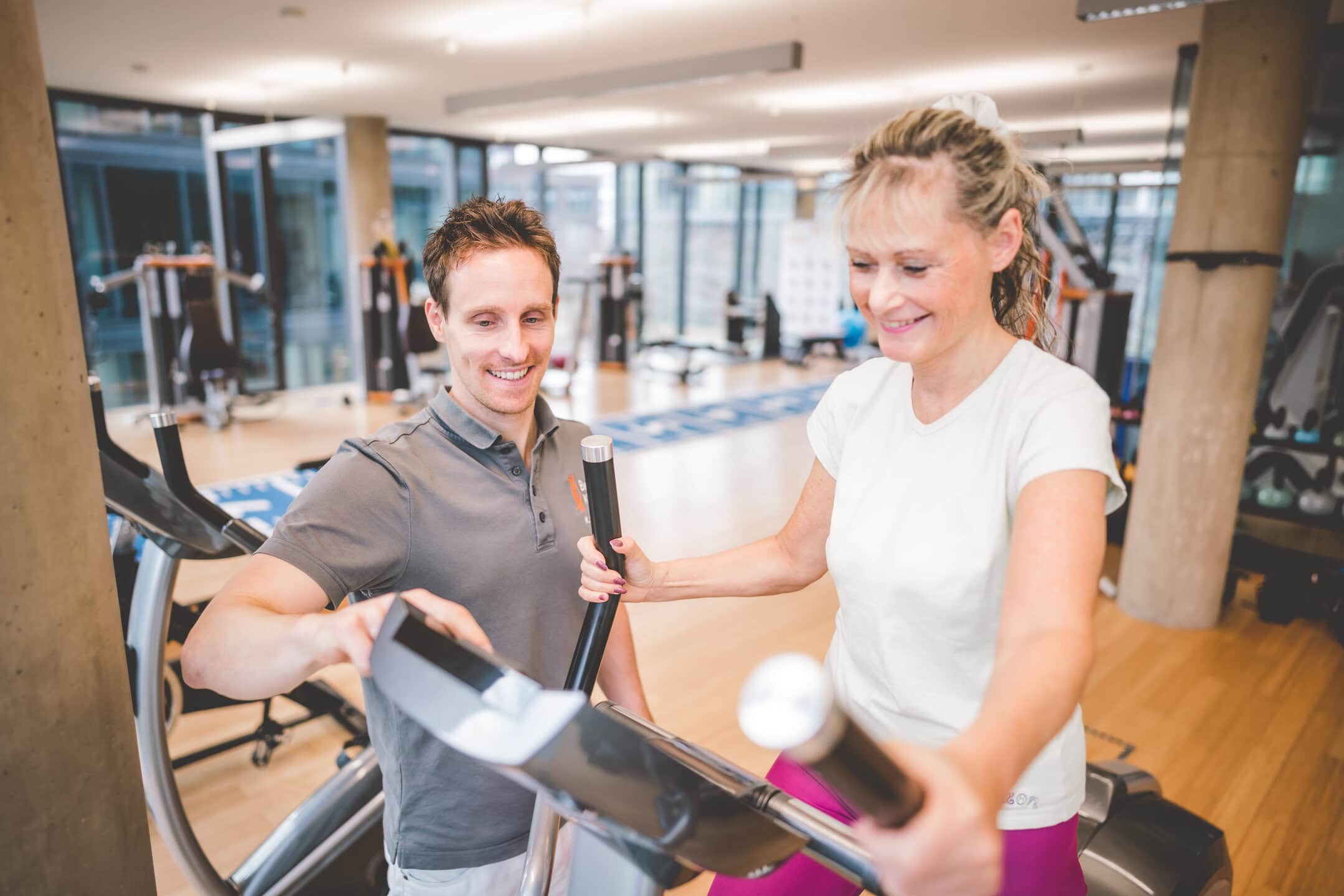 Sportmedizin an der Beta Klinik Bonn: Frau auf Laufband unter Aufsicht des Facharztes