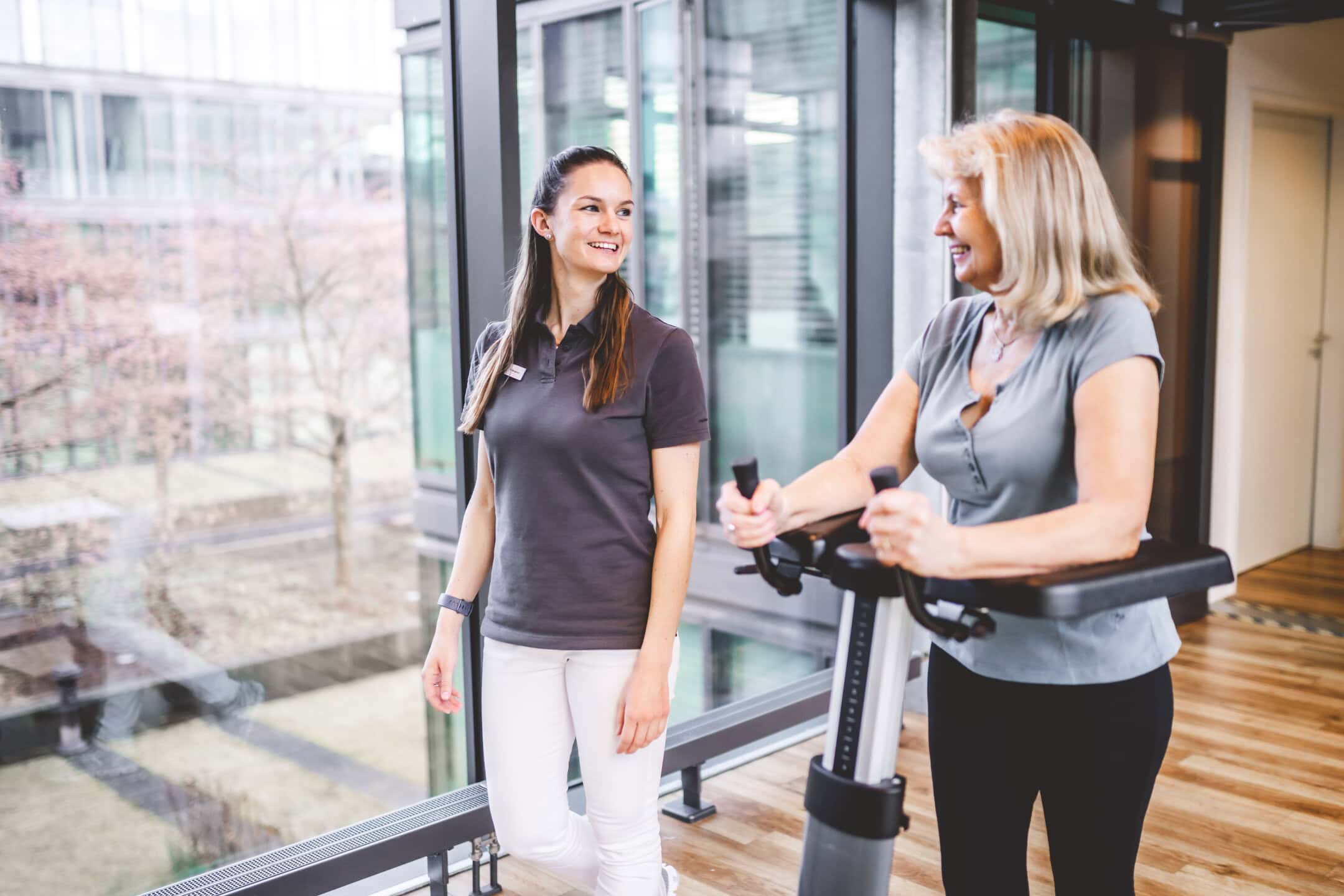 Orthopädie Beta Klinik Bonn Patientin läuft durch Flur
