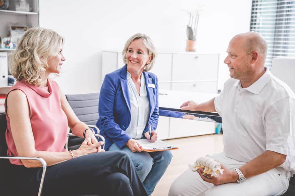 Zwei Frauen unterhalten sich mit Arzt an der Beta Klinik