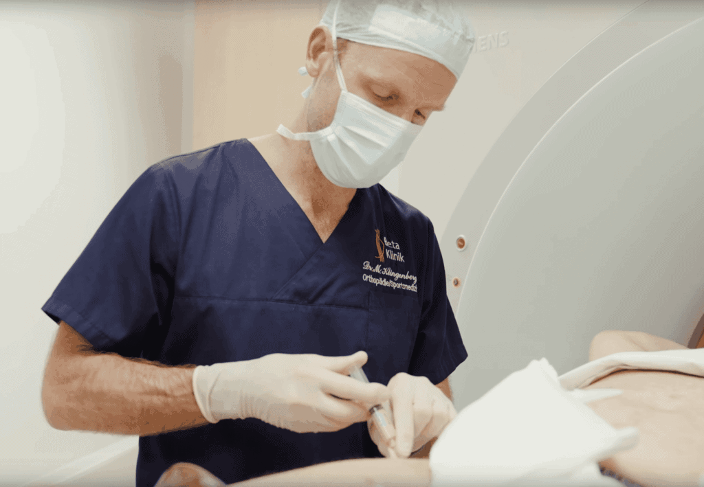 Konzentrat wird in den Fettkörper des Kniegelenks injiziert