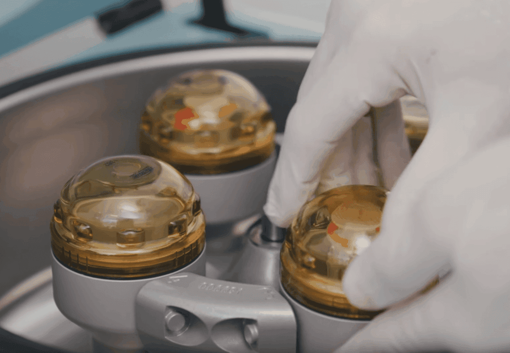 Fettgewebe wird zentrifugiert und mechanisch zerkleinert.