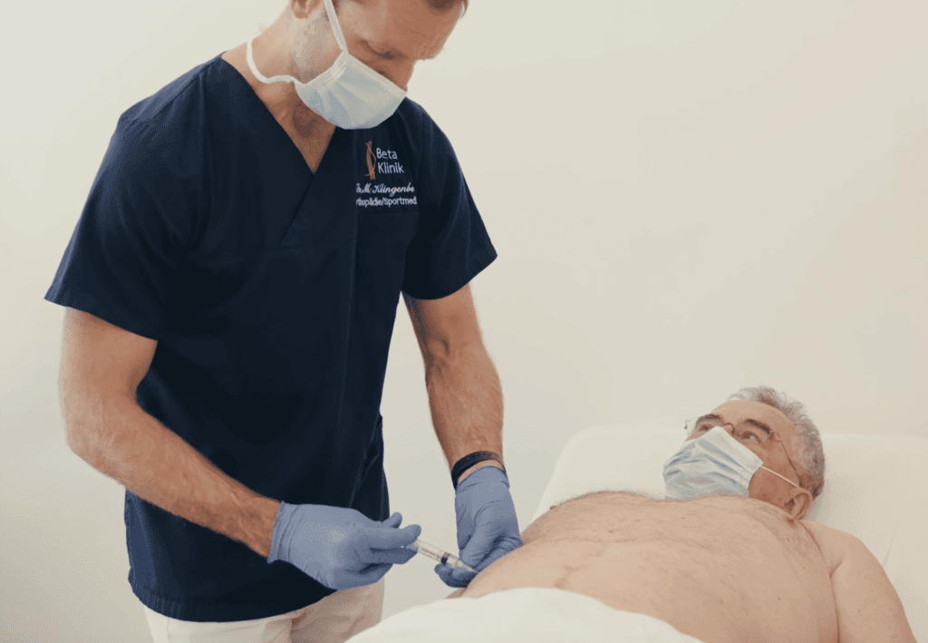 Die Bauchdecke wird mit einer örtlichen Betäubung für die Fettabsaugung vorbereitet.