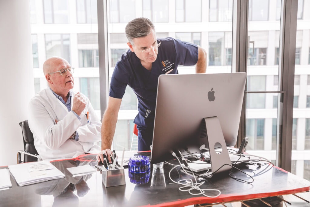 Zwei Neurologen besprechen sich im Büro.