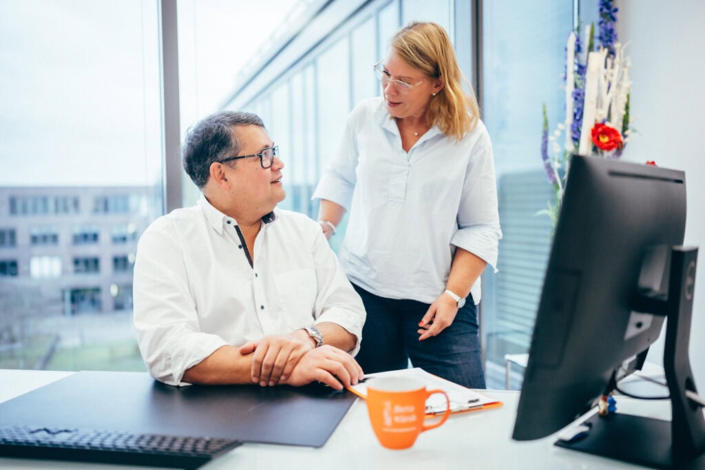 Zwei Ärzte tauschen sich im Büro aus