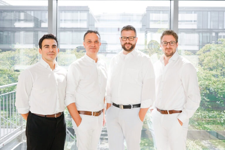 Neuroradiologie-Teamfoto von vier Ärzten in weiß gekleidet.