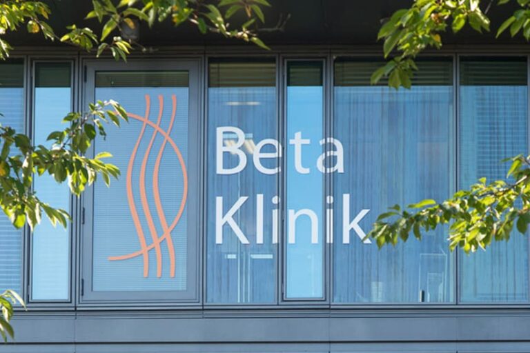 Fensterfront der Beta Klinik