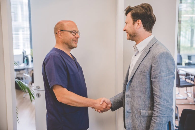 Arzt begrüßt Patient