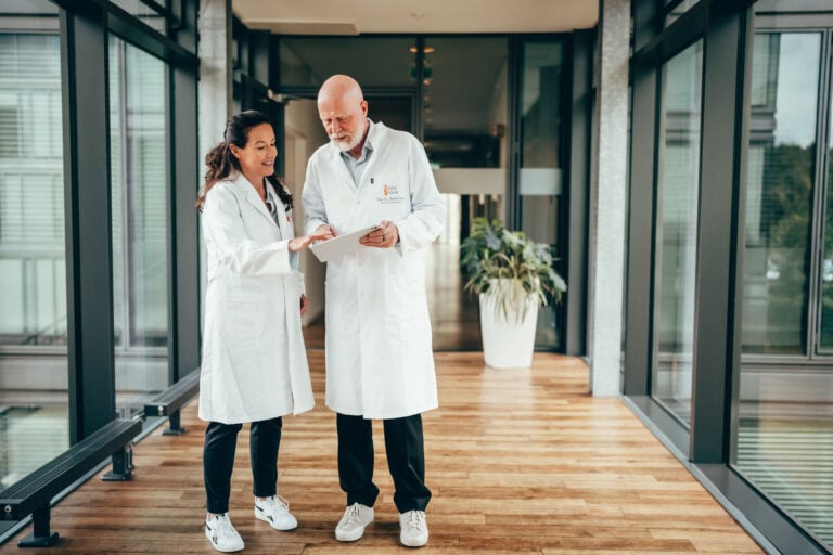 Zwei Ärzte auf dem Gang